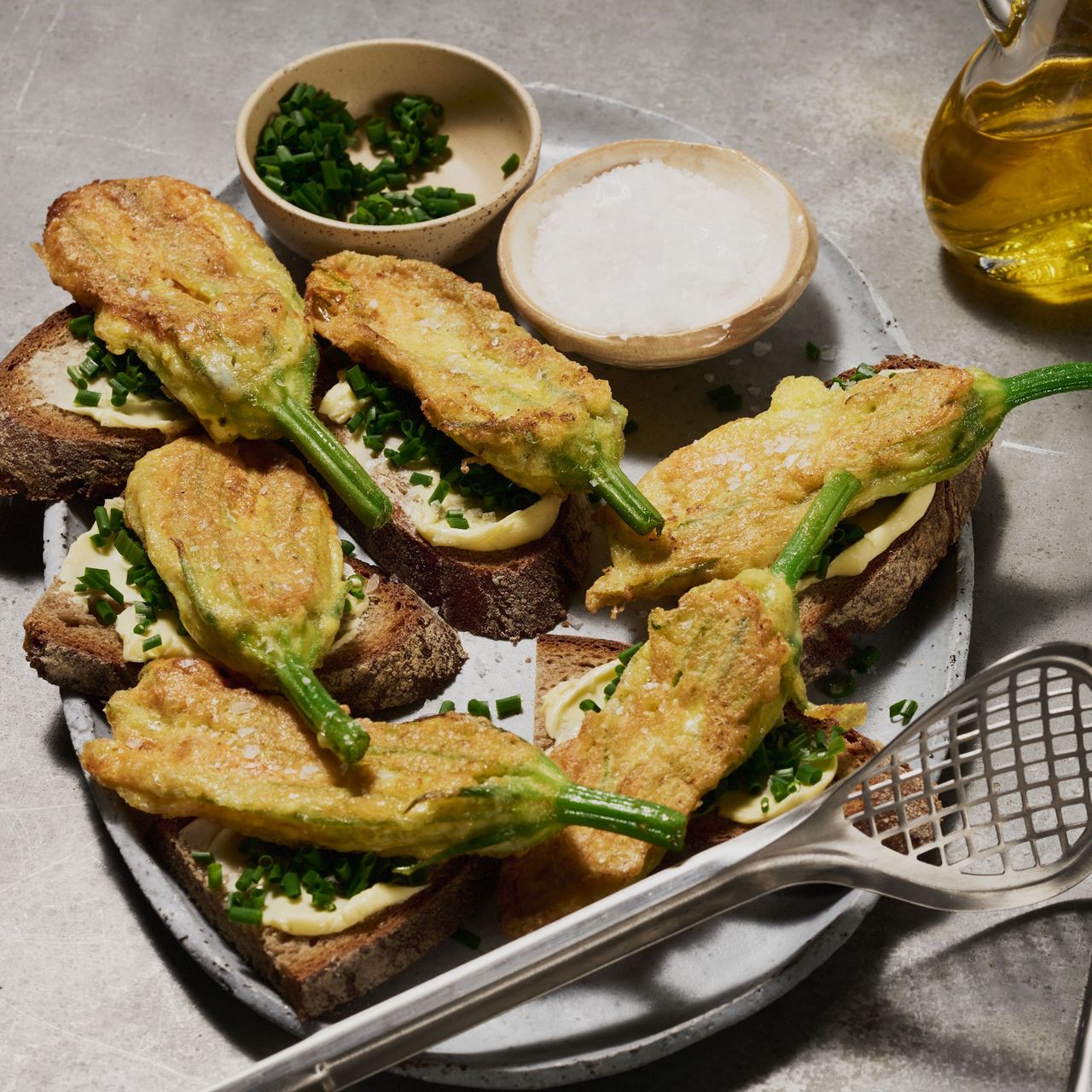 Gebackene Zucchiniblüten mit Schnittlauchbrot Das Rezept SZ Magazin