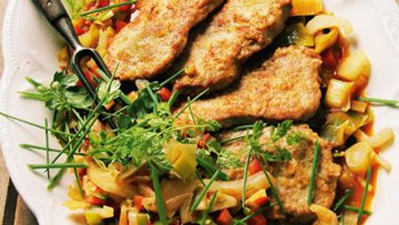 Saftiges Schnitzel mit mediterranem Gemüse und Sauce - Rezept - SZ Magazin