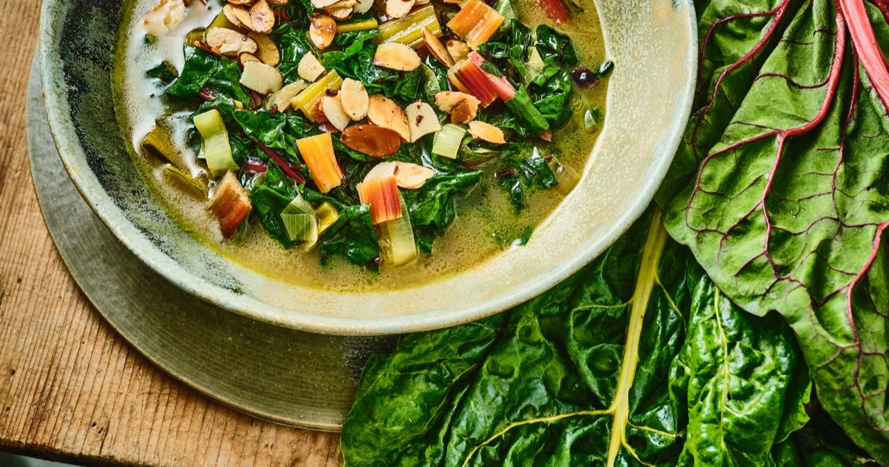 Rezept für Suppe mit Mangold und Curry von Stephan Hentschel - SZ Magazin