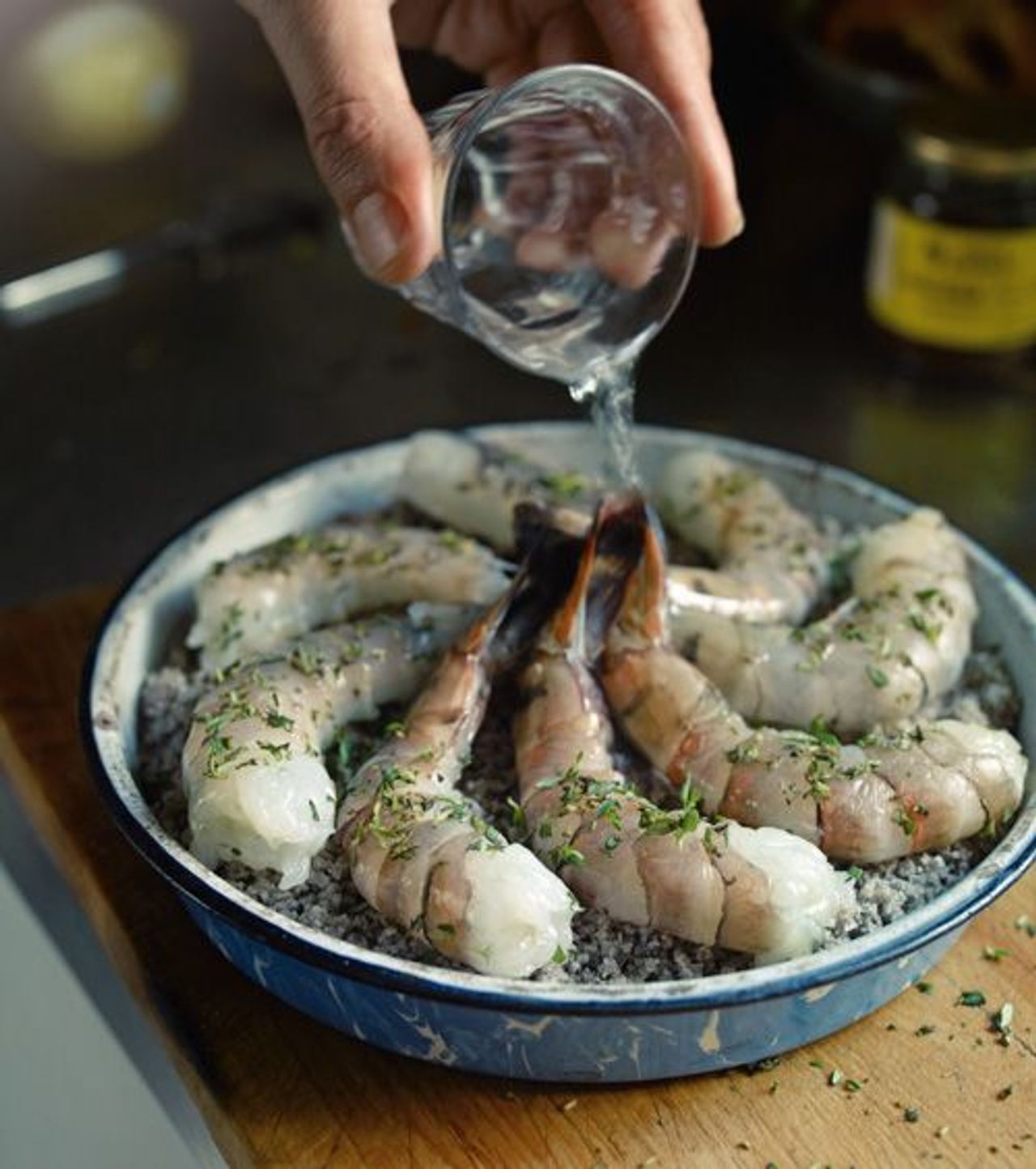 Rezept: Gambas auf Salz gegart mit Paella-Sud - SZ Magazin