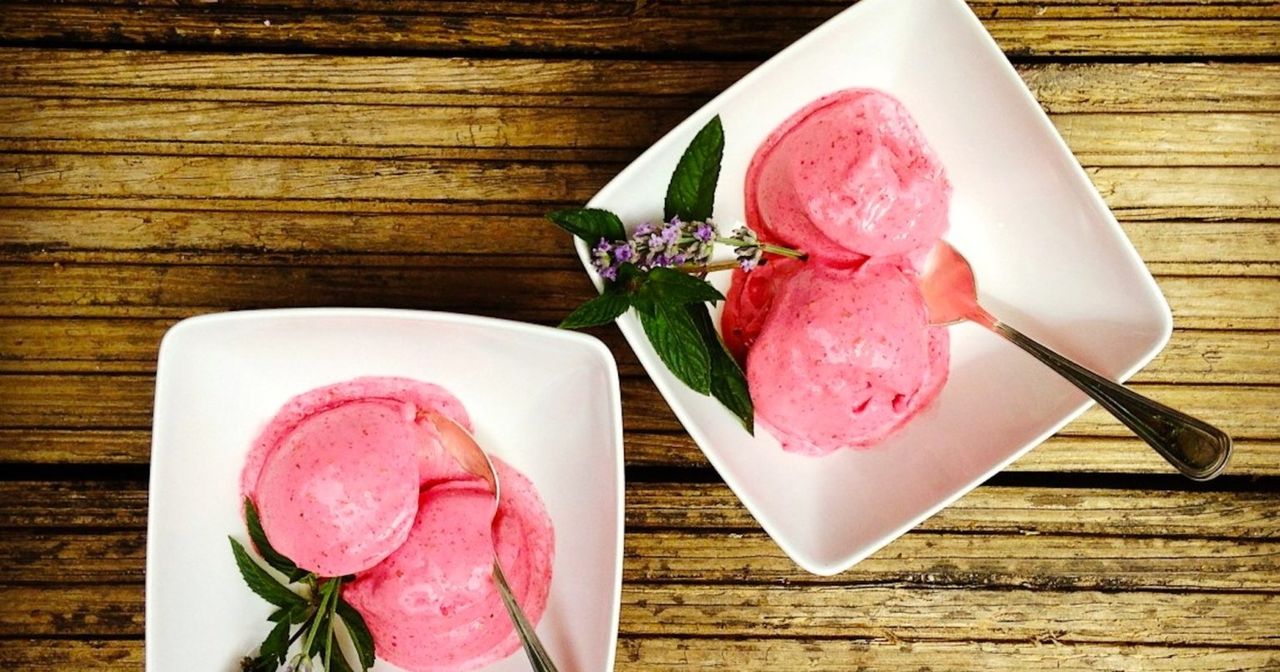 Einfaches Himbeer-Kokos-Eis - SZ Magazin