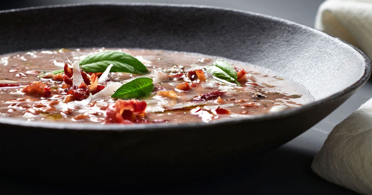 Bohnensuppe mit Dinkelkörnern, Pancetta und Parmesan - Rezept - SZ Magazin