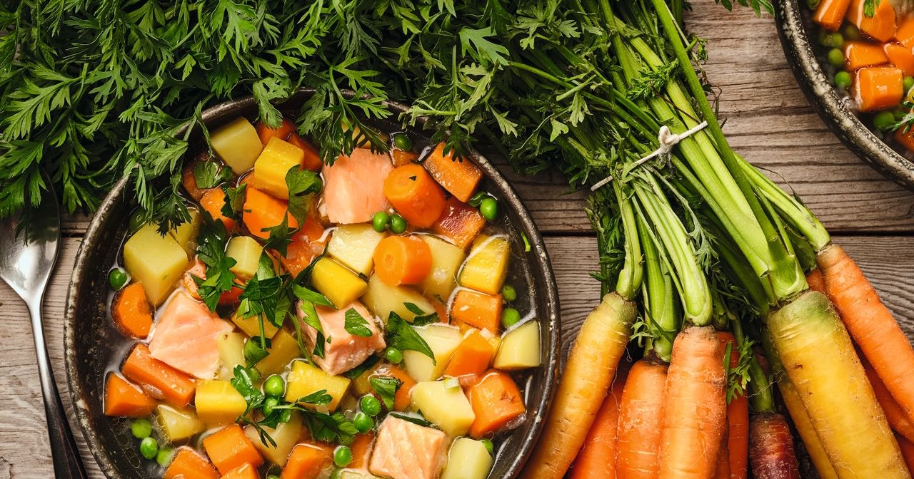 Rezept für leichten Gemüseeintopf mit Lachs von Stephan Hentschel - SZ ... Rezept für leichten Gemüseeintopf mit Lachs von Stephan Hentschel - SZ ...