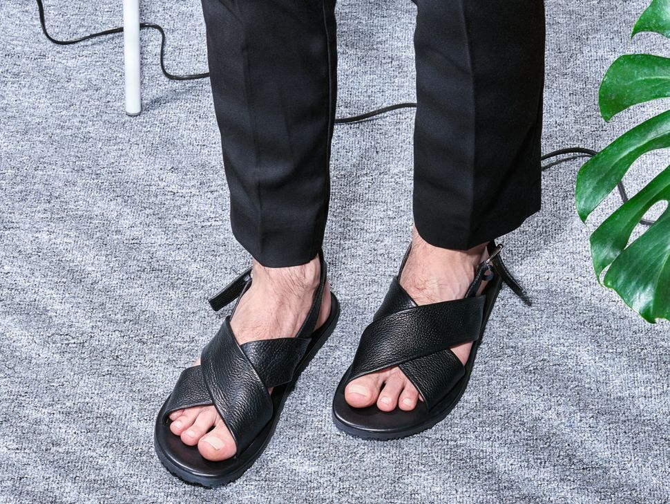 Mannersandalen Nackte Fusse Im Buro Sz Magazin