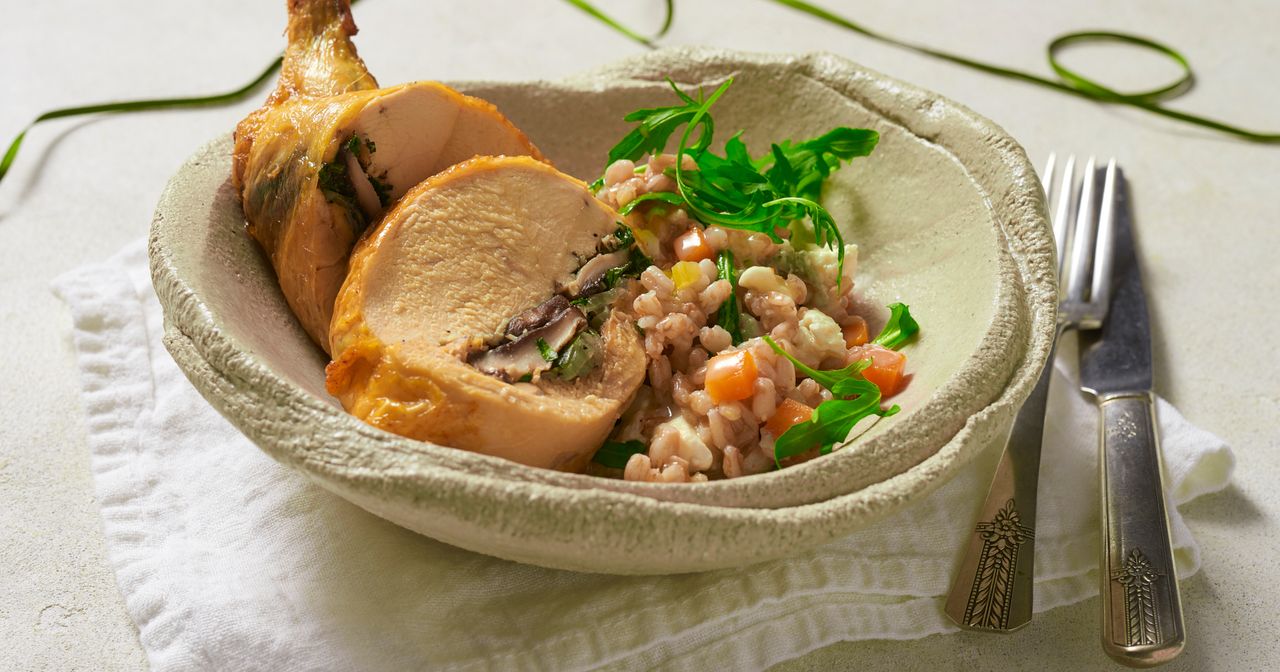 Brathähnchen mit Pilzfüllung und Wurzelgemüse-Risotto - Rezept - SZ Magazin
