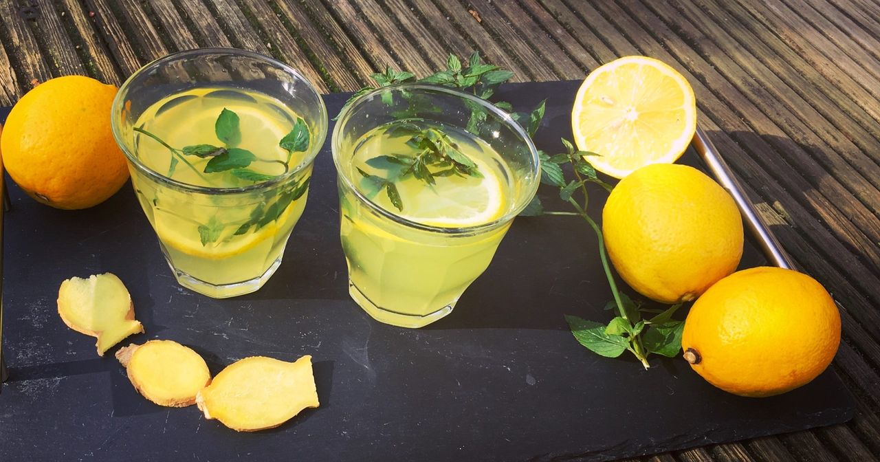 Ingwer-Kurkuma-Zitronentee mit Minze und Honig - SZ Magazin Ingwer-Kurkuma-Zitronentee mit Minze und Honig - SZ Magazin