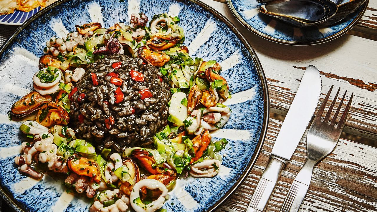 Rezept Risotto nero mit Sommergemüse und Tintenfischragout SZ Magazin