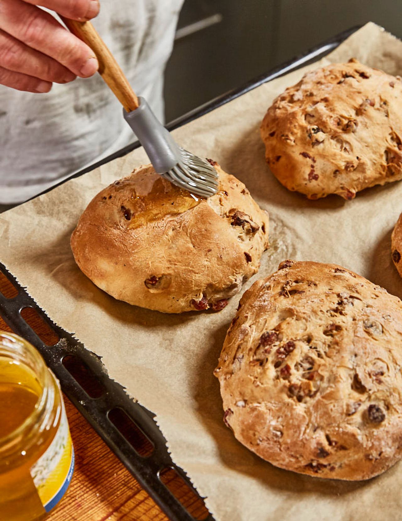 Walnuss-Rosinenbrot mit Honigglasur - Rezept - SZ Magazin