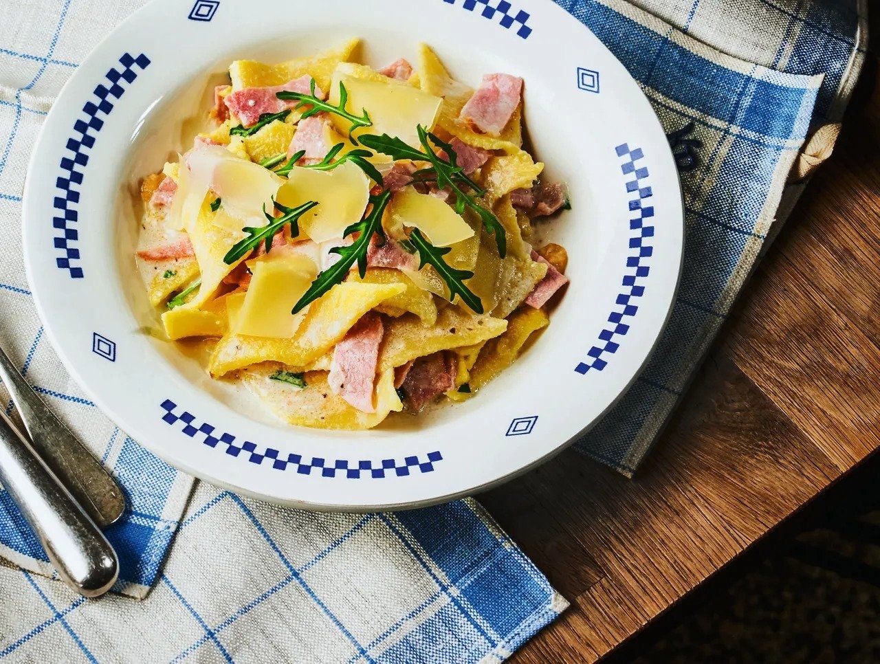 Schinkennudeln mit Rucola und Bergkäse - Rezept - SZ Magazin