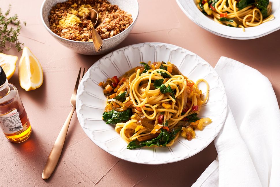 Pasta mit Sardellen-Würzsauce, Mangold und Brezenbröseln - SZ Magazin