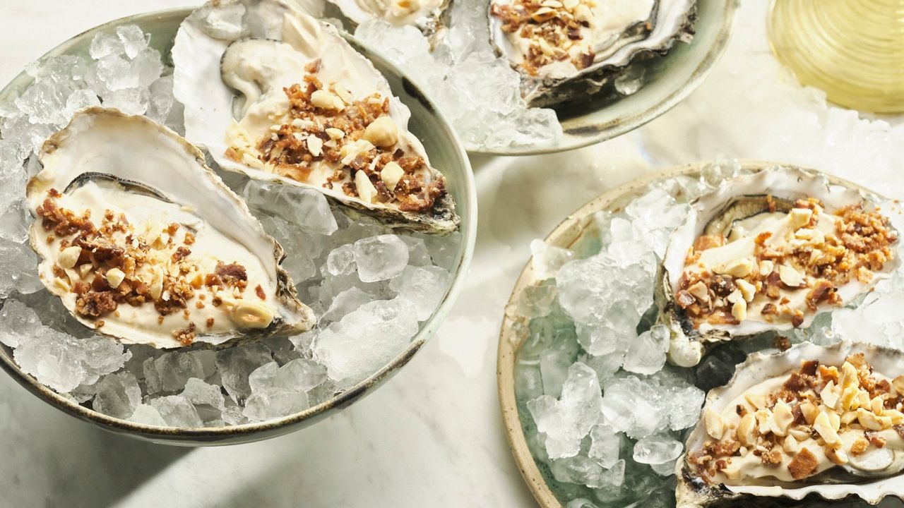Rezept: Gedämpfte Austern mit Soja, Crème fraîche und Haselnüssen - SZ ...