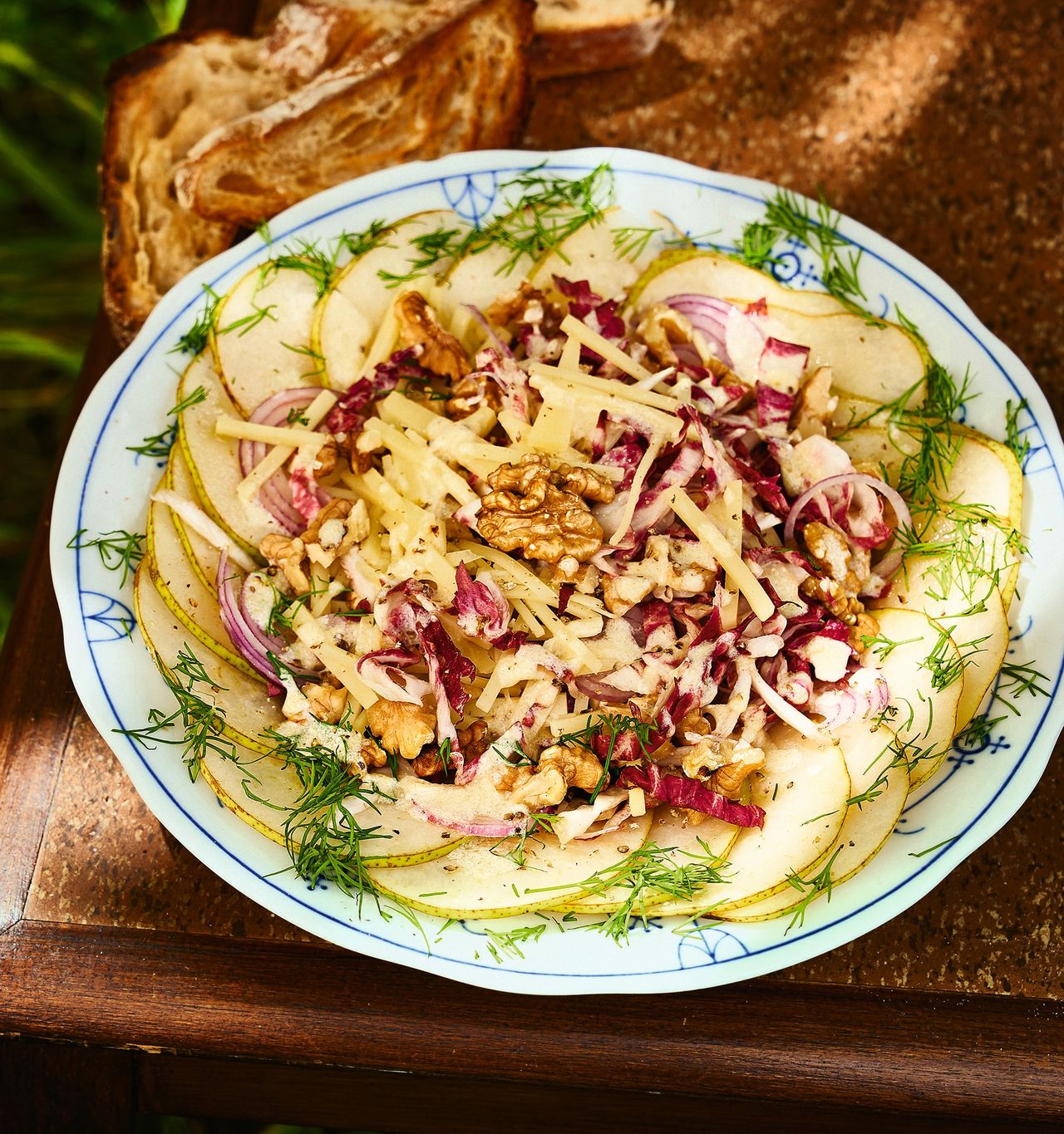 Rezept für Käsesalat mit Walnuss, Birne und Radicchio - SZ Magazin