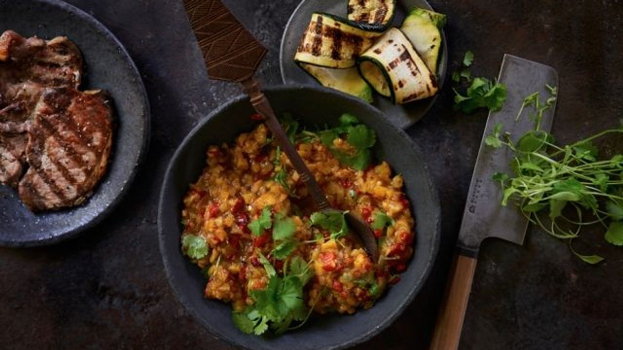 Pfirsich-Chili-Salsa aus der Glut - SZ Magazin Pfirsich-Chili-Salsa aus der Glut - SZ Magazin