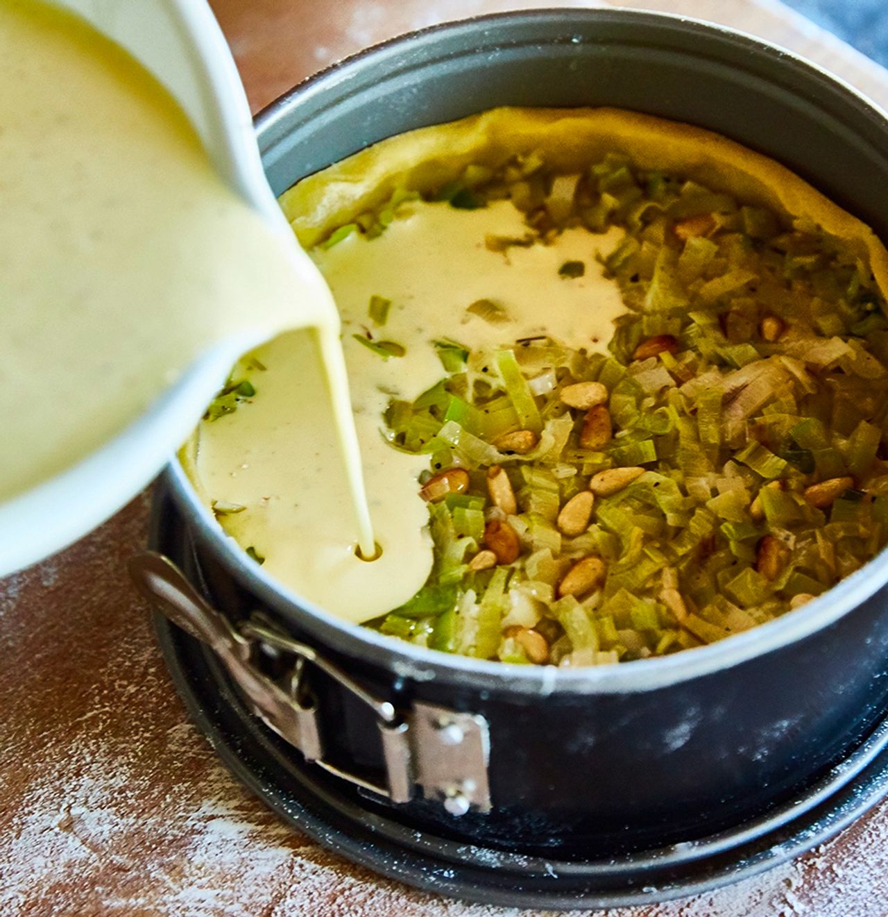 Lauchtorte mit Räucherlachs und Joghurt-Limetten-Sauce - SZ Magazin
