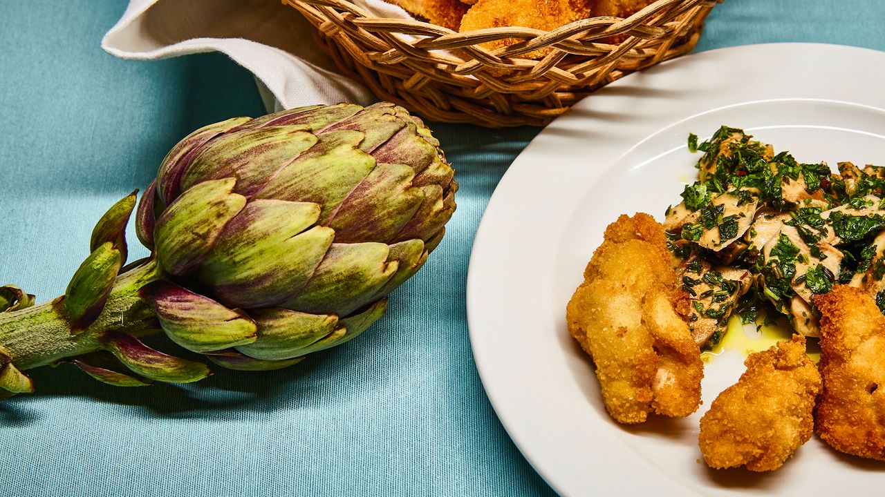 Knusprig frittiertes Hähnchen mit Artischockensalat - Rezept - SZ Magazin