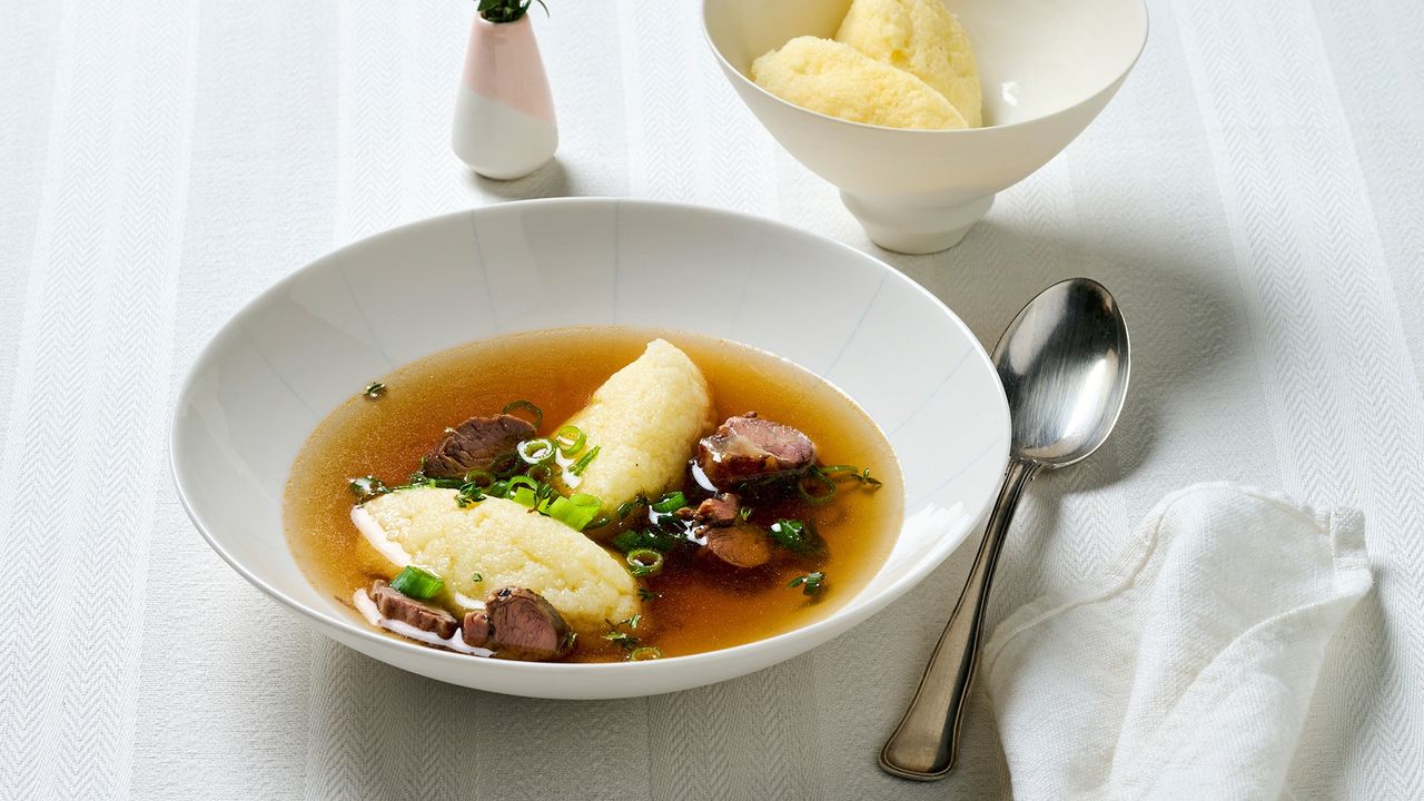 Rezept für Ochsenschwanz-Consommé mit Grießnockerl - SZ Magazin Rezept für Ochsenschwanz-Consommé mit Grießnockerl - SZ Magazin