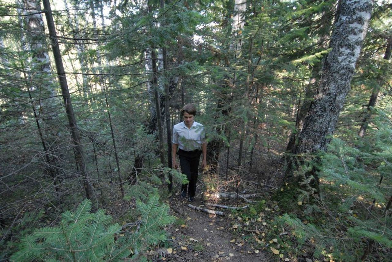 Adschan Naumkin w chst in einer H tte im  Wald  auf das 