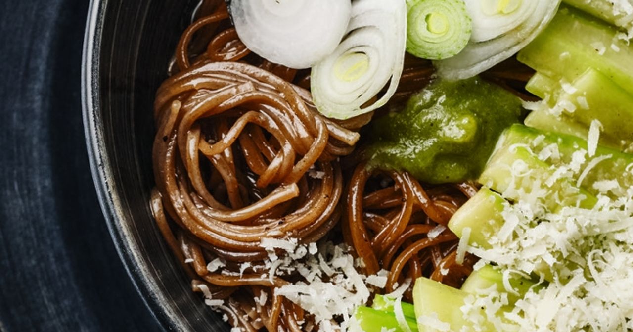 SobaNudeln mit Parmesan und Gurke SZ Magazin