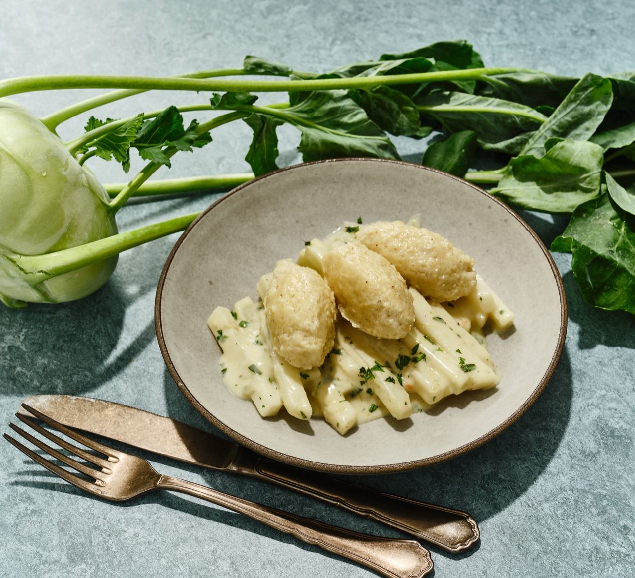 Rezept für Quark-Nocken: gedünsteter Kohlrabi mit Gänseblümchen und ...