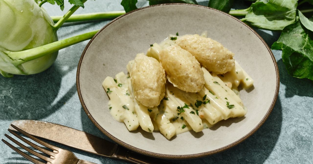 Rezept für Quark-Nocken: gedünsteter Kohlrabi mit Gänseblümchen und ...