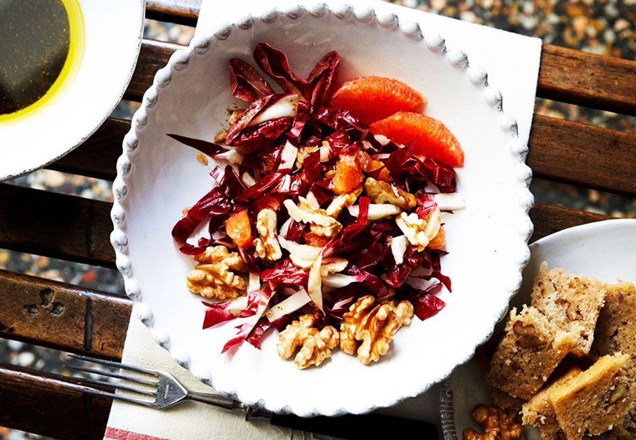 Radicchio-Orangen-Salat mit Dinkel-Nuss-Brot - Rezept - SZ Magazin