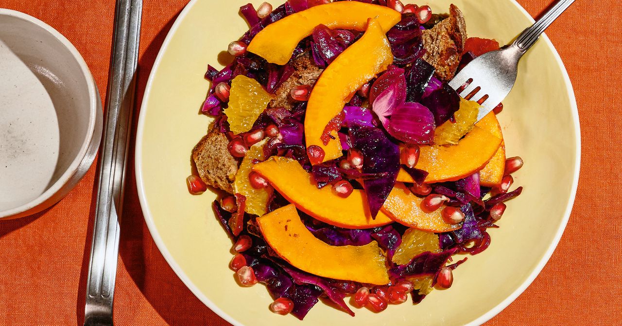 Kürbissalat mit Rotkohl und Granatapfelkernen - Rezept - SZ Magazin