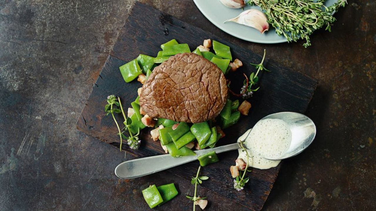 Geräucherte Filetsteaks vom Rind mit breiten Bohnen - SZ Magazin