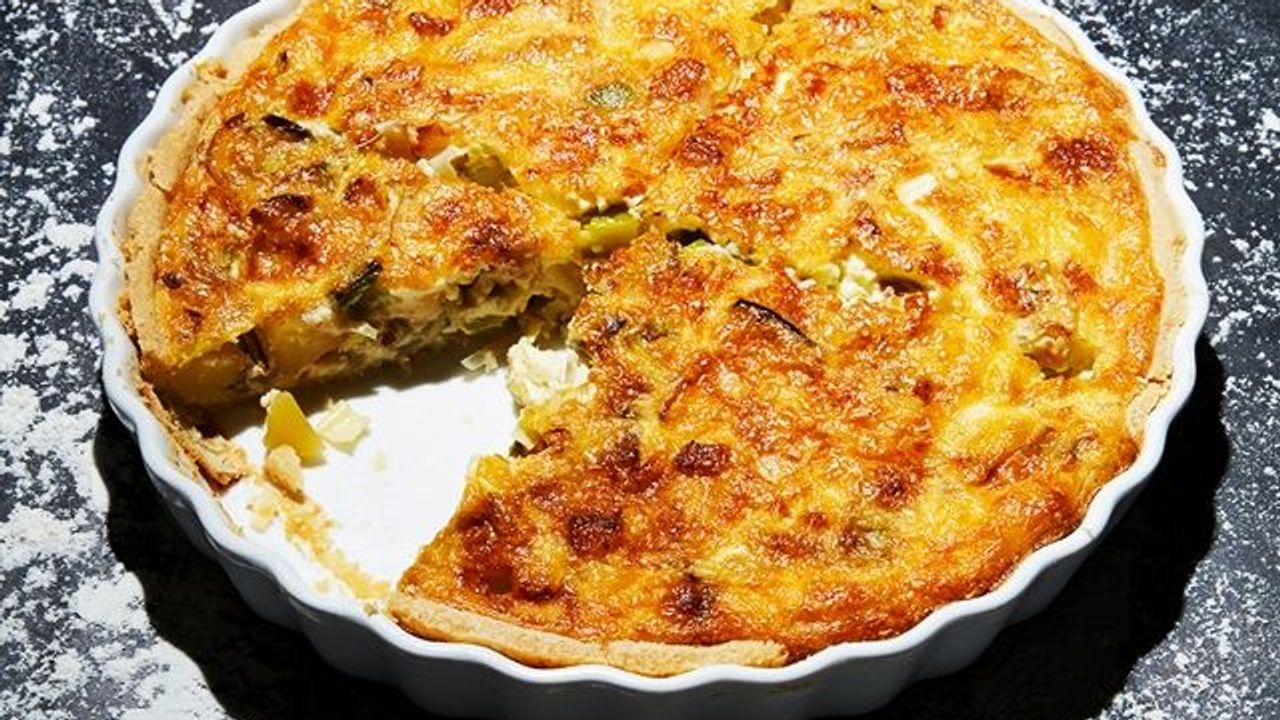 Rezept: Lauchzwieberl-Kartoffel-Quiche mit Frühlingskräuterdip - SZ Magazin