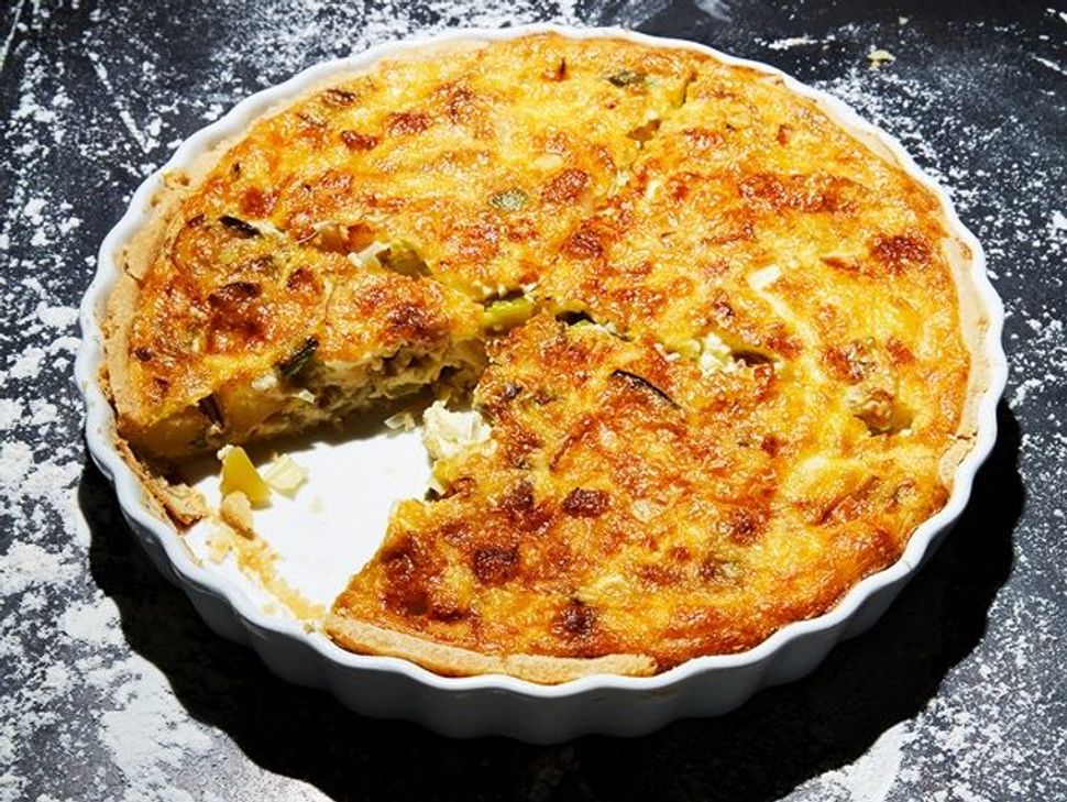 Quiche mit Bergkäse, Frühlingszwiebeln und Kräuter-Dip - Rezept - SZ ...