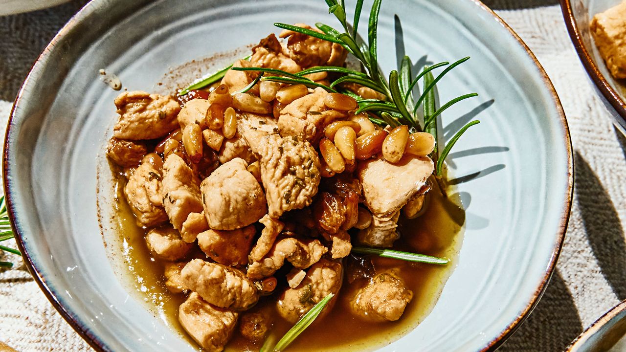 Rezept: Hähnchensalat mit Pinienkernen und Rosmarin - SZ Magazin
