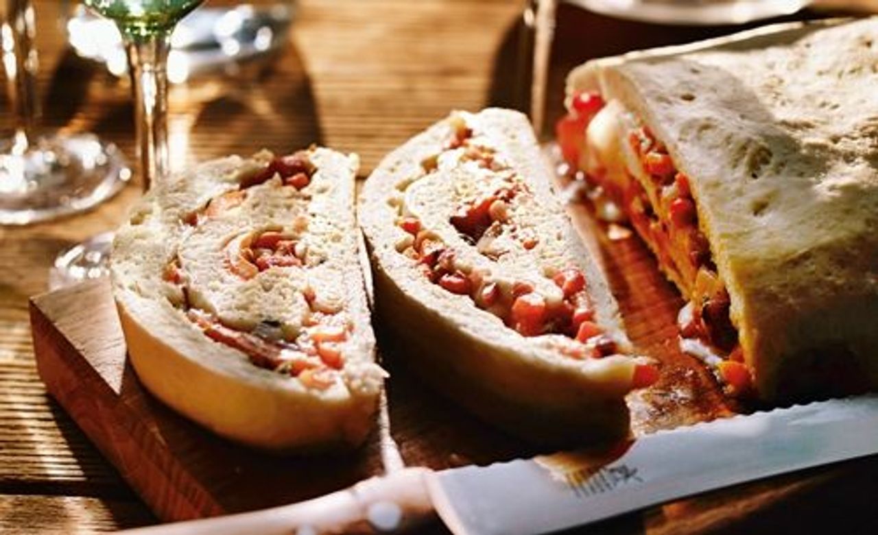 Gefülltes Weißbrot mit Käse, Speck und Paprika - Rezept - SZ Magazin