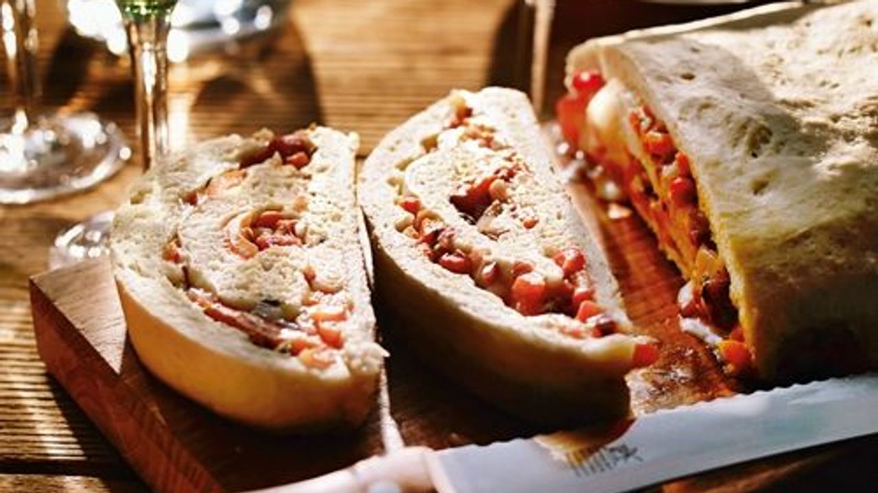 Gefülltes Weißbrot mit Käse, Speck und Paprika - Rezept - SZ Magazin