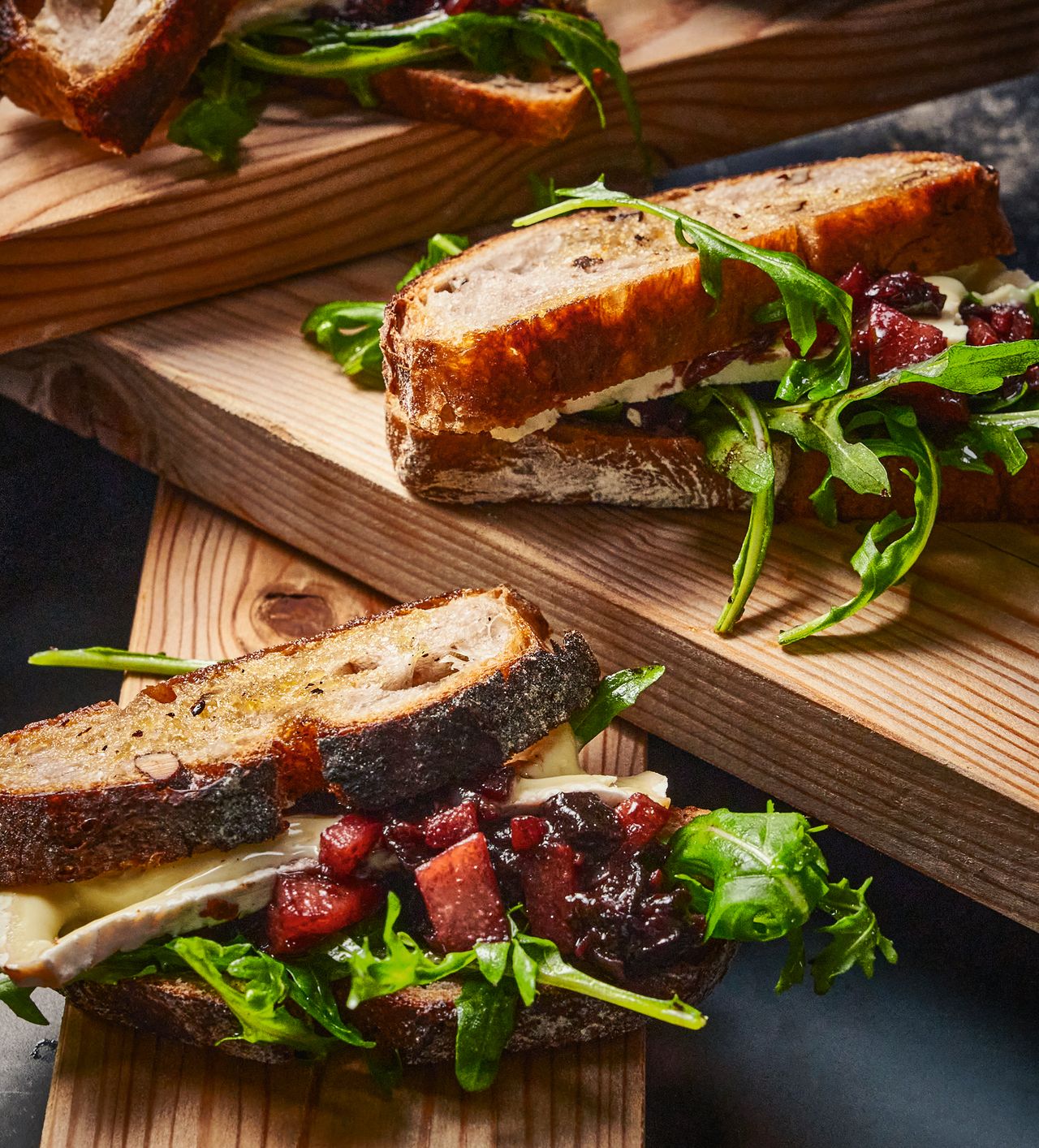 Walnussbrot mit Weichkäse, Pflaumen-Birnen-Chutney und Rucola - SZ Magazin