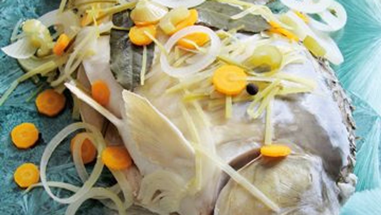 Karpfen blau im Wurzelsud mit zerlassener Butter - Rezept - SZ Magazin