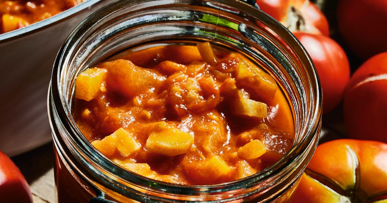 Sie kotzt schwarze Sauce beim blasen Sie kotzt schwarze Sauce beim blasen