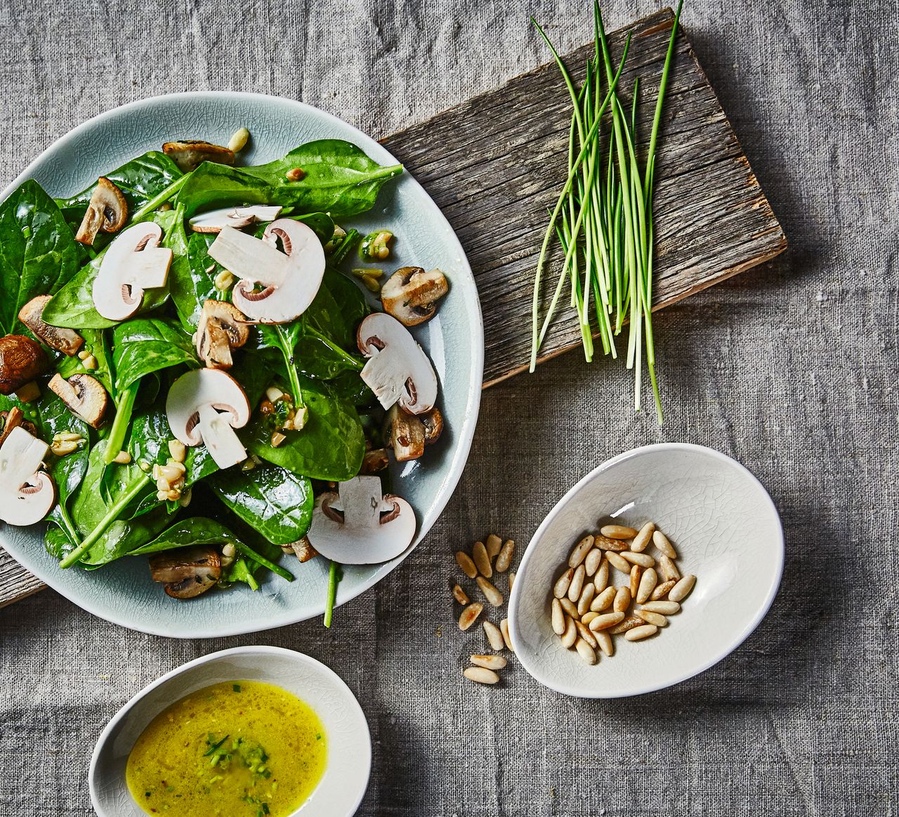 Babyspinat-Salat mit Champignons und Pinienkernen - Rezept - SZ Magazin