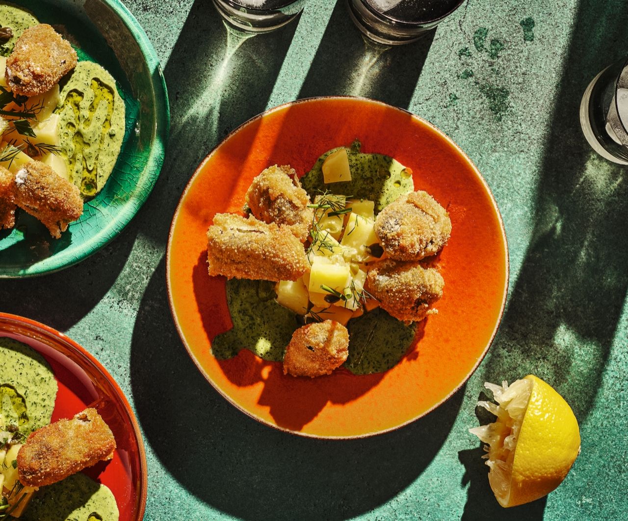 Rezept: Gebackene Gewürzgurken mit Kräuterkartoffeln - SZ Magazin