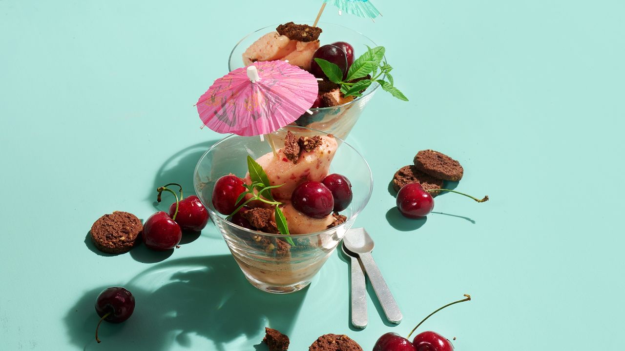 Pfirsich-Sorbet mit Kirschen und Schokokeksen – Das Rezept - SZ Magazin Pfirsich-Sorbet mit Kirschen und Schokokeksen – Das Rezept - SZ Magazin