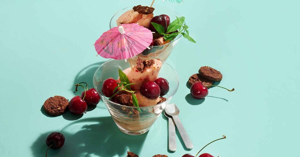 Pfirsich-Sorbet mit Kirschen und Schokokeksen – Das Rezept - SZ Magazin