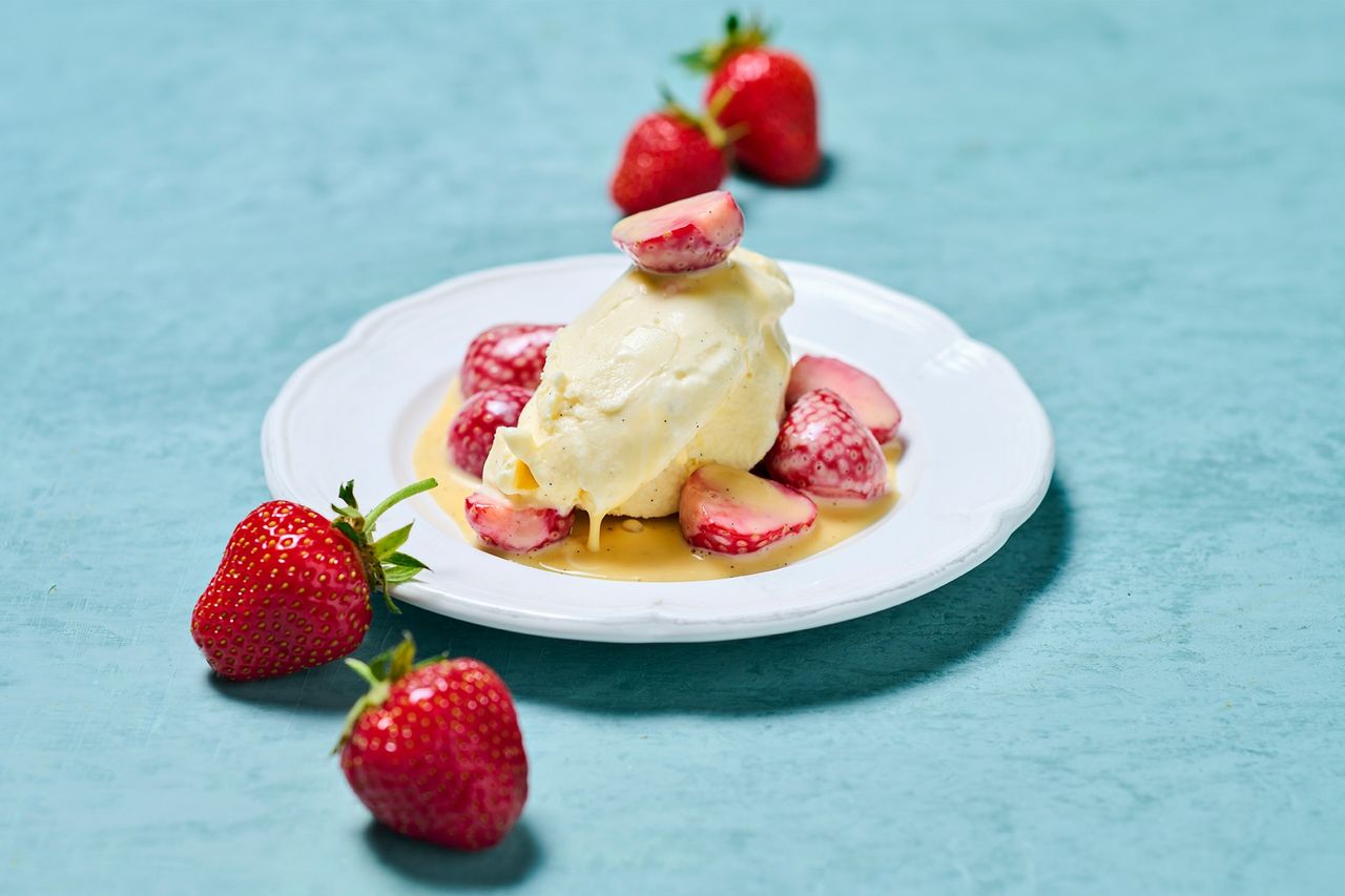 Rezept für Buttermilch-Vanille-Eis mit Erdbeeren von Hans Gerlach – SZ ... Rezept für Buttermilch-Vanille-Eis mit Erdbeeren von Hans Gerlach – SZ ...