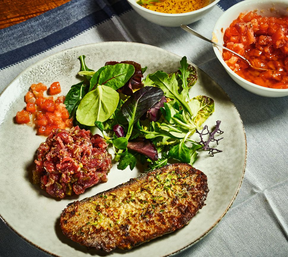 Rindertatar mit saftigem Bauernbrot und Salat - Rezept - SZ Magazin Rindertatar mit saftigem Bauernbrot und Salat - Rezept - SZ Magazin