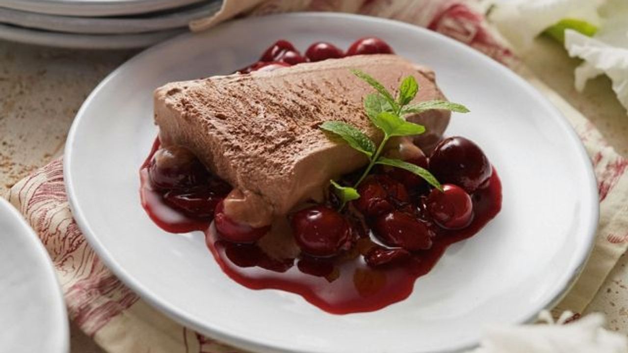 Schokoladenparfait mit Portwein-Kirschen - SZ Magazin