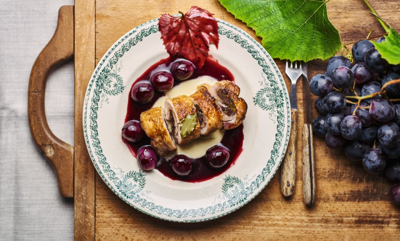 Rezept: Hühnerroulade mit Weinblättern und Trauben - SZ Magazin