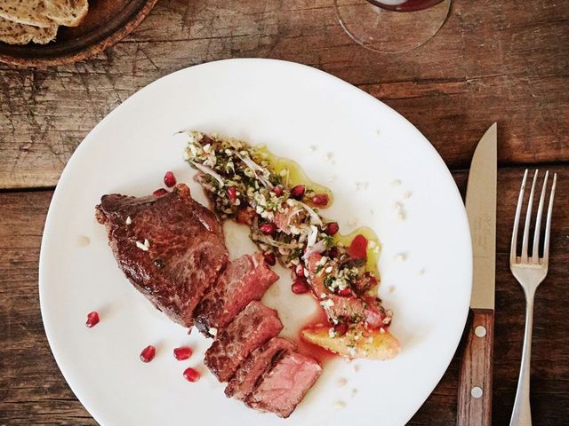 Salat mit Sesamdressing und Granatapfelkernen - Rezept - SZ Magazin