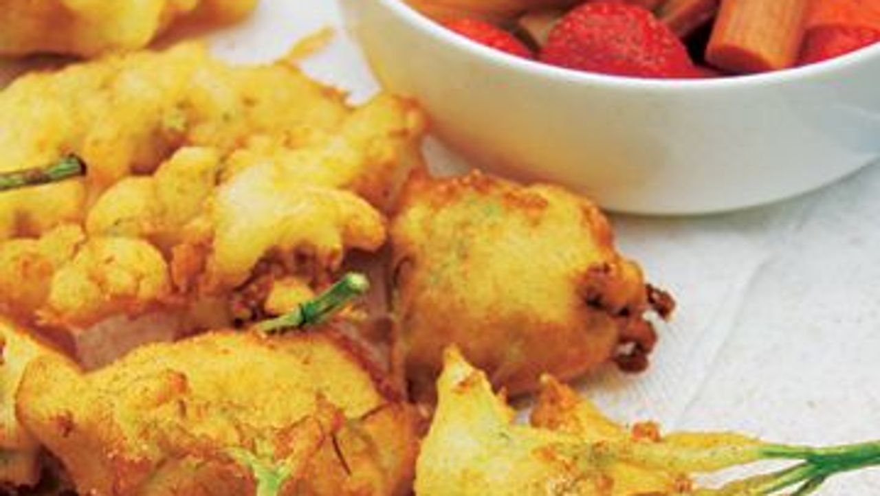 Hollerkücherl mit Rhabarber-Erdbeer-Ragout - SZ Magazin