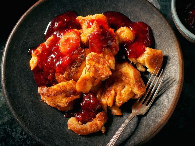 Karamellisierter Kaiserschmarrn mit Apfelmus - Rezept - SZ Magazin