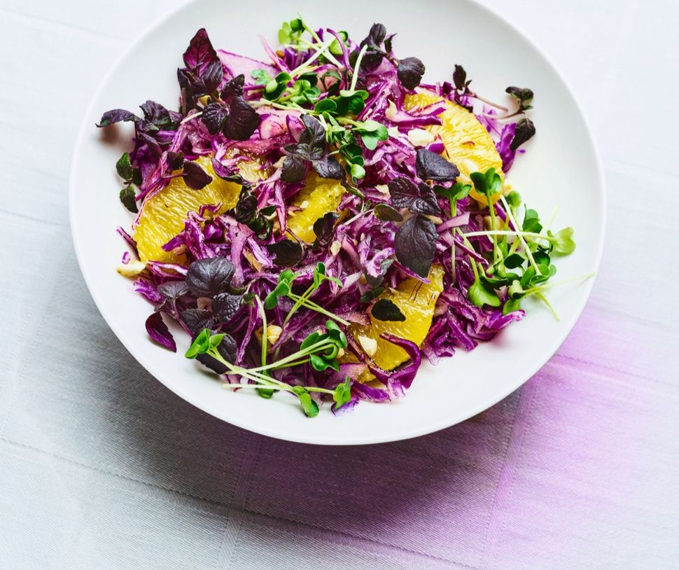 Rezept: Rotkohlsalat mit Orange und Haselnuss - SZ Magazin