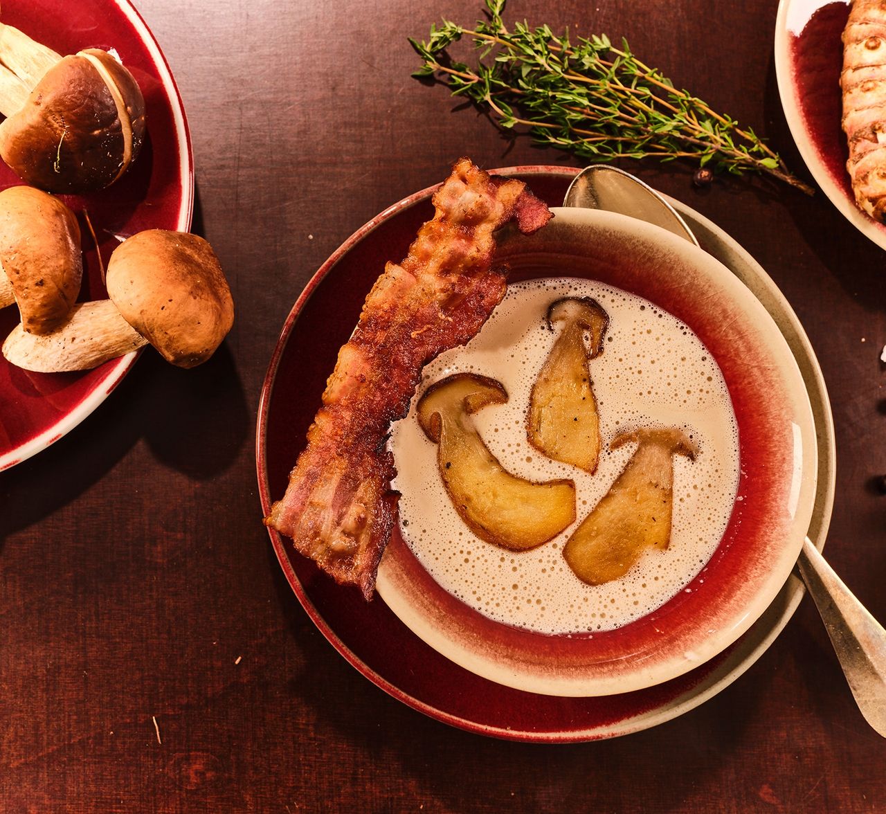 Samtige Topinambur-Suppe mit Pilzen und knusprigem Speck - SZ Magazin