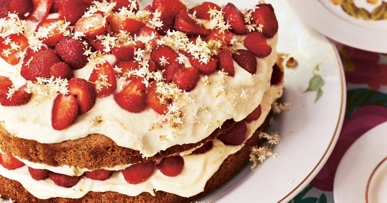 Mohnkuchen mit Holunderblüten und Erdbeeren – Das Rezept - SZ Magazin