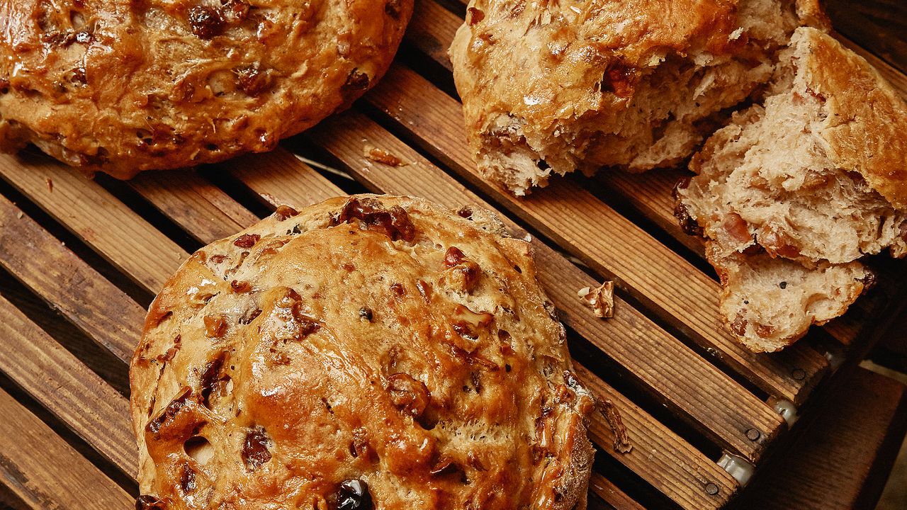 Walnuss-Rosinenbrot mit Honigglasur - Rezept - SZ Magazin